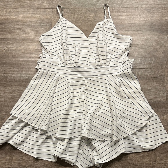 Revamped White Striped Sleeveless shorts romper with bow size large - Picture 4 of 10